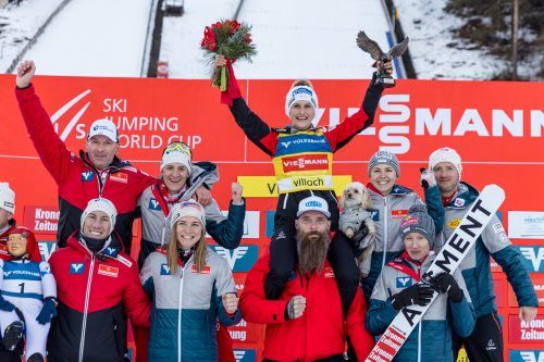 Gruppenfoto mit Siegerin: Österreichs Damen-Skisprungteam feiert mit Eva Pinkelnig die aktuell beste Skispringerin der Welt. gepa