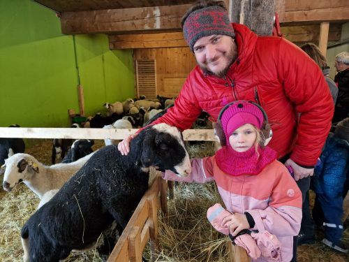 Hannah und Papa Christoph Frei aus Tschagguns streicheln das Schaf. 