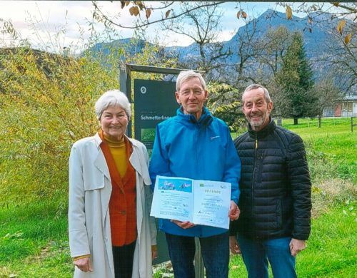 Helmut Sonderegger (M.) mit Hildegard Breiner und Günther Ladstätter vom Naturschutzbund bei der Preisüberreichung.  Naturschutzbund