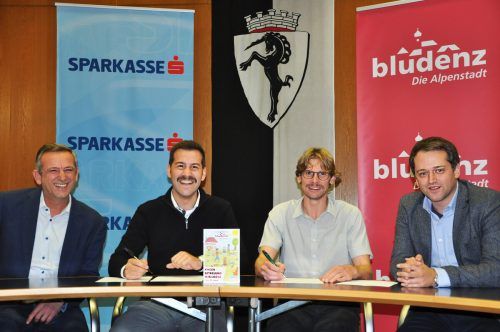 HR-Manager Thomas Spalt, Bgm. Simon Tschann, Bildungsstadtrat Bernhard Corn und Geschäftsführer von Jäger Bau Christoph Grass bei der Vertragsunterzeichnung. Stadt Bludenz