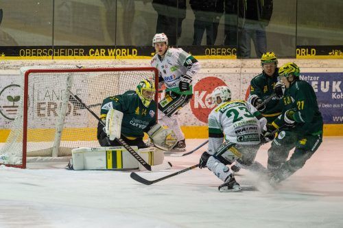 Im ersten Saisonduell spielten sich die meisten Szenen vor dem Gehäuse der Wälder ab. Sams