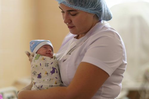 Im Krankenhaus von Cherson erfanden die Mitarbeitenden Krankheiten für  verwaiste Babys, die in ihrer Obhut waren, damit sie nicht von Soldaten mitgenommen werden.  ap