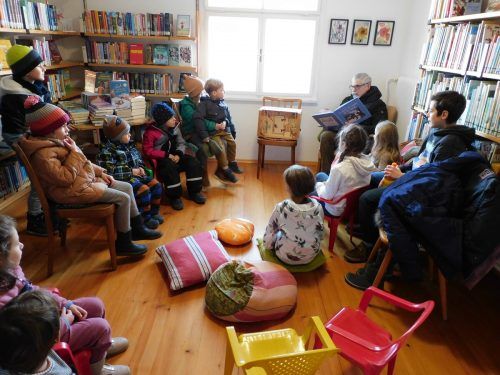 Im Rahmen der Feierlichkeiten nahm Herbert Gaßner, Gründer der Bibliothek Meiningen und langjähriger Leiter, den Nachwuchs mit auf eine Bilderbuchreise. Benzer