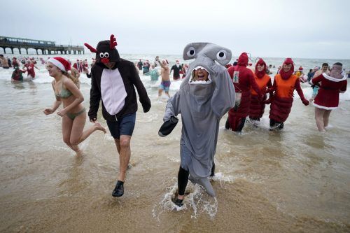 In Bournemouth haben sich zu Weihnachten einige Briten verkleidet.  AP
