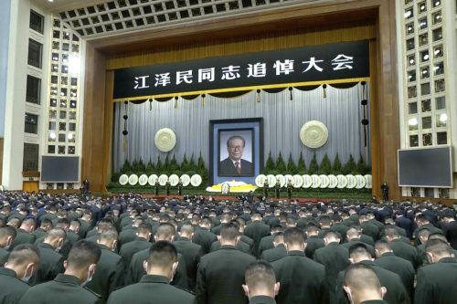 In Peking wurden drei Schweigeminuten für Jiang Zemin abgehalten.  AP