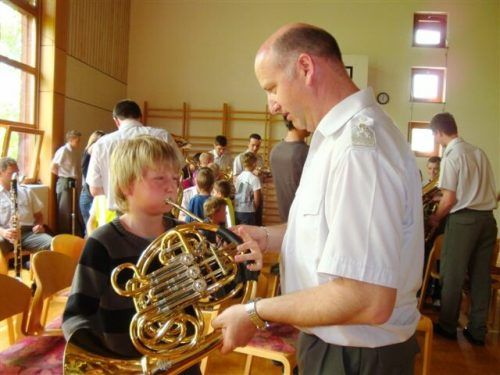 In Volksschulen stellt Gerald Wolf gerne Musikinstrumente vor.
