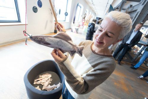 inatura-Kuratorin Ines Linke erklärt, wie das Fischeangeln funktioniert.  VN/Hartinger