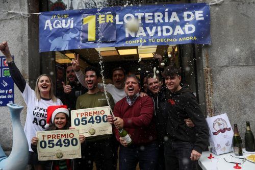 Inhaber und Verkäufer der Lottoannahmestellen, wie hier in Madrid, freuten sich fast so, als ob sie selbst gewonnen hätten. RTS