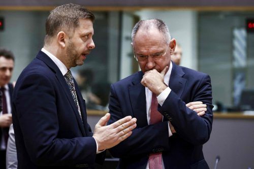 Innenminister Gerhard Karner (rechts) im Gespräch mit dem tschechischen Amtskollegen Vit Rakusan am Donnerstag in Brüssel.  AFP