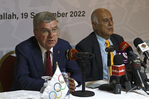 IOC-Präsident Thomas Bach hält an Sanktionen gegen Russland und Belarus fest. apa