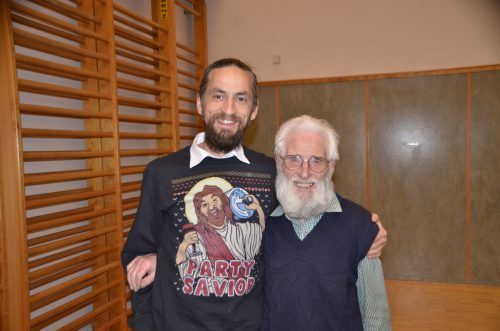 Jesus-Darsteller Michel Pohl und einer der ältesten Darsteller, Anton Salzgeber (91 Jahre), bereiten sich mit Bart und langem Haar bereits auf die Passionsspiele vor. DOB