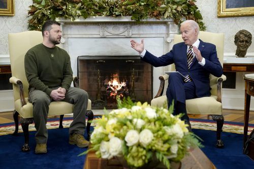 Joe Biden verspricht Selenskyj die Lieferung von Patriot-Flugabwehrwaffen, um Raketenschläge unterbinden zu können.  AP/Semansky