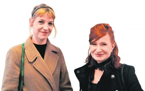 Johanna Breuß und Künstlerin Mila Veljaca-Plaickner waren beeindruckt von den Bildern.
