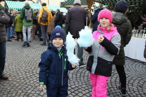 Jonas und Valentina aßen blaue Zuckerwatte.