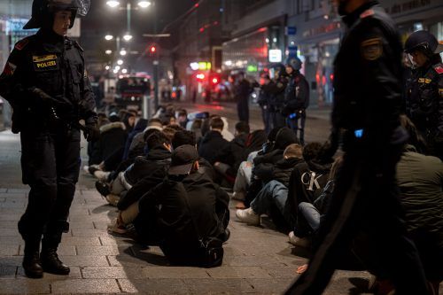 Junge Männer lieferten sich an Halloween eine Straßenschlacht mit der Polizei. APA