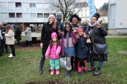 Katharina Parziani von Mitanand (links) mit Bewohnerinnen des Flözerwegs.  MG