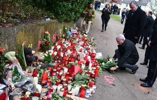 Kerzen und Blumen zum Gedenken an das getötete Mädchen.   dpa