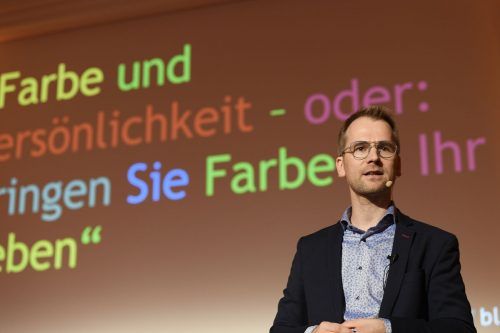Keynote-Speaker Karsten Homann nimmt mit in die Welt der Farben.  MG