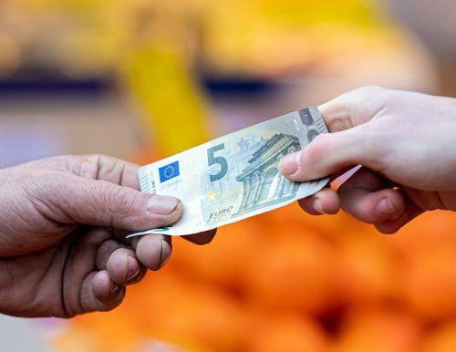 Kleinere Summen zahlen die VerbraucherInnen noch gerne bar, bei größeren Beträgen wird mittlerweile die Kartenzahlung von vielen bevorzugt.  dpa