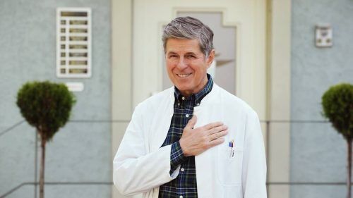 Kummeth spielt in „Dahoam is Dahoam“ den Apotheker Roland Bamberger.  BR