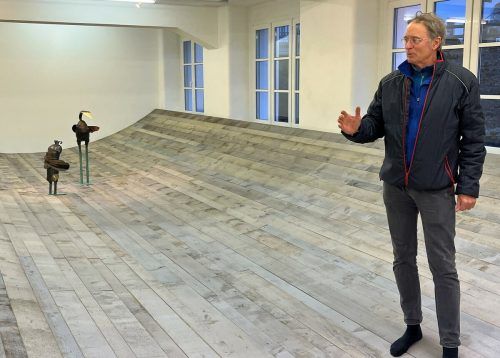 Kunstforum-Leiter Roland Haas in der Installation von Hans Schabus und Caroline Mesquita in Schruns.  CD (2)