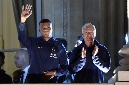 Kylian Mbappé und Didier Deschamps wurden nach der WM in Paris empfangen. AFP
