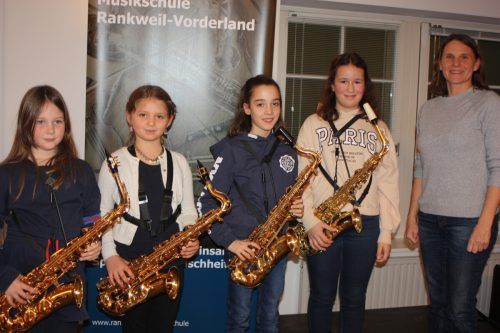 Lehrerin Sylvia Ackerl hat die Saxophonistinnen in den vergangenen Wochen auf ihren Auftritt vorbereitet.  VN/TK