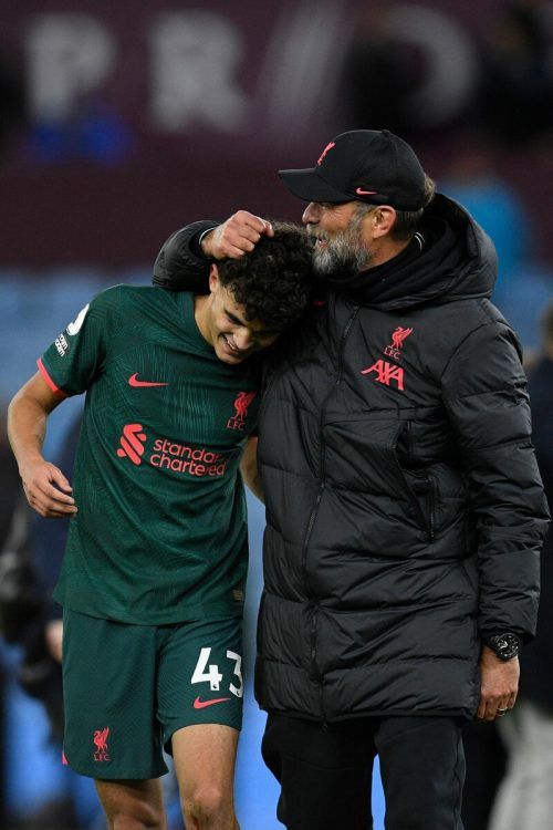 Liverpool-Coach Jürgen Klopp gratuliert seinem Torschützen Stefan Bajcetic (18). afp