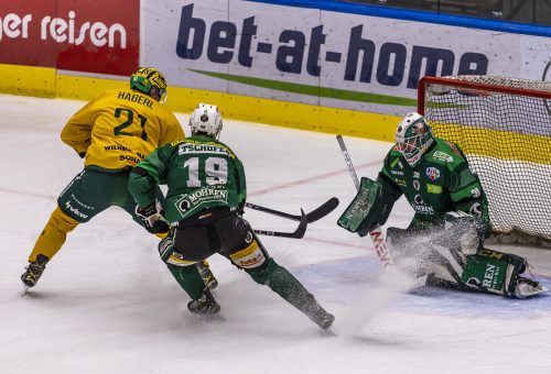 Lucas Haberl (in gelb) erzielte die 2:0-Führung des EHC. Roland Paulitsch