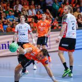 Eine Hand am Pokal
