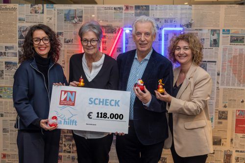 „Ma hilft“-Patin Marlies Müller (2.v.l.) und VN-Redakteurin Patrizia Gunz überreichten den Scheck an Conny Amann (l.) und Hubert Löffler von „Netz für Kinder“.  VN/Paulitsch