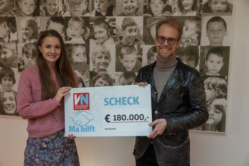  „Ma hilft“-Weihnachtsaktion: Mirijam Haller (VN) übergab den Scheck an Simon Burtscher-Mathis, Geschäftsführer des Vorarlberger Kinderdorfs.  VN/PAULITSCH