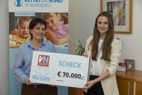 "Ma hilft"-Weihnachtsaktion: VN-Redakteurin Mirijam Haller übergab den Scheck an Petra Grabher-Huber (l.). VN/Paulitsch