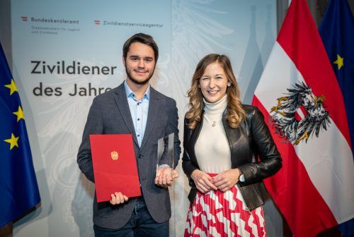 Marcel Simma bei der Überreichung der Auszeichnung durch Staatssekretärin Claudia Plakolm. BKA/Melicharek