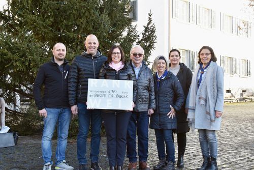 Marco Visintainer und Markus Mayr (Feuerwehr), Bgm. Katharina Wöß-Krall, Paul Frick (Stammtisch Gasthaus Freschen), Edith Piazzi (Pfadfindergilde), Tanja Schroller (Marktgemeinde) und Christl Lampl (Pfadfinder) bei der Spendenübergabe.  MG