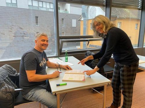 Markus Mader zog es wieder auf die Schulbank. Der Coach der Austria lernt unter der Führung von Mag. Cecile Berriet fleißig Französisch. Privat