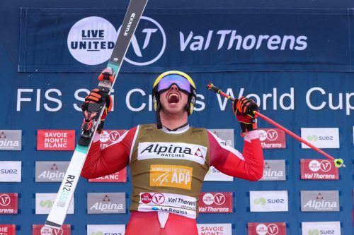 Mathias Graf jubelt auf dem obersten Podest und übernimmt die Führung im Skicross-Weltcup.  Gepa