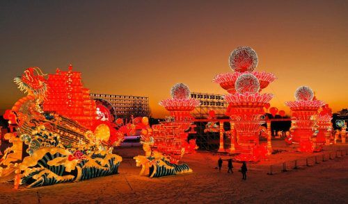 Menschen besuchen vor dem neuen Jahr in Shenyang in der nordöstlichen chinesischen Provinz Liaoning eine Laternenshow. AFP