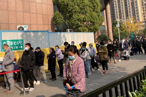 Menschenschlangen vor der Fieberklinik eines Krankenhauses in Peking: Chinas Gesundheitssystem steht jetzt unter enormem Druck.   ap