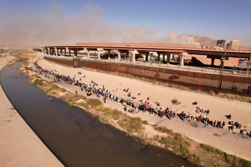 Migranten stehen nach der Überquerung des Rio Bravos in der Nähe der US-Grenzmauer in Mexiko Schlange, um US-Asyl zu beantragen. Reuters