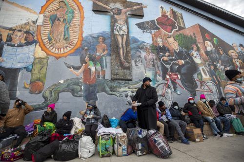 Migranten warten auf Hilfe, während sie auf einer Straße in der Innenstadt von El Paso, Texas, campen. AP