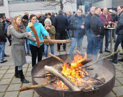 Mit dem Sorgenprügel gehen an Silvester in Fußach auch sämtliche Sorgen in Flammen und Rauch auf.  AJK