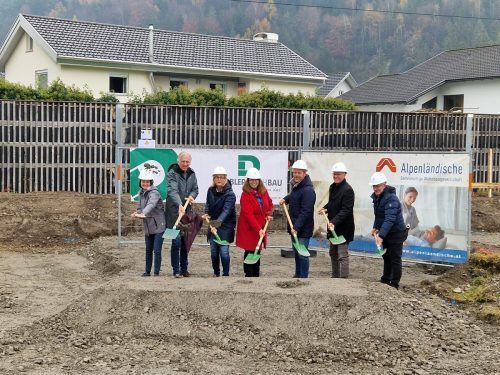 Mit dem Spatenstich wurden die Bauarbeiten kürzlich gestartet. dobler bau