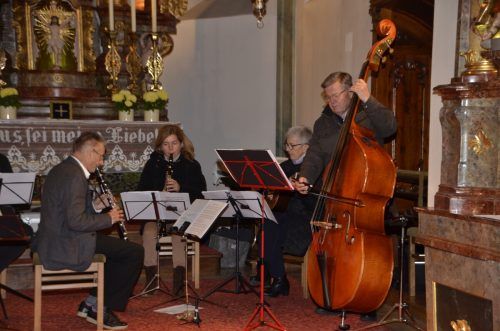 Mit Musik, Gesang und Texten sorgten die Mitwirkenden für eine besinnliche Adventstunde.  DOB