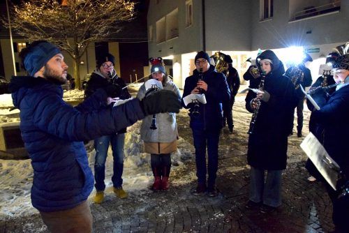 Mitglieder der Harmoniemusik Bürs mit Kapellmeister Johannes Stross beim Bürser Rundklang. SCo