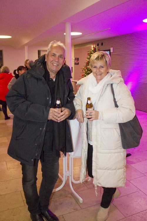 Musiker Reinhard Vogelauer und Elke im pinken Schein.