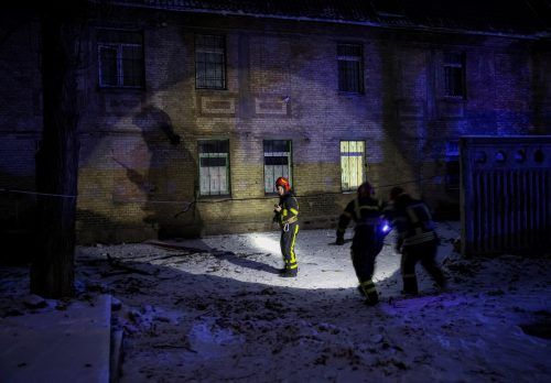 Nach den Drohnenangriffen dauern die Rettungsarbeiten in Kiew an. REUTERS