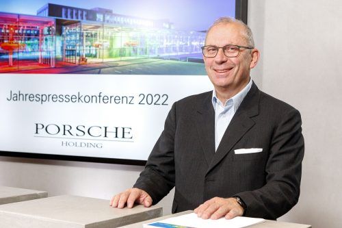 „Nachhaltig agieren und auf Sicht fahren.“ Porsche-Holding-Geschäftsführer Hans Peter Schützinger kann auch im schwierigen Jahr 2022 solide Ergebnisse vorlegen. Porsche