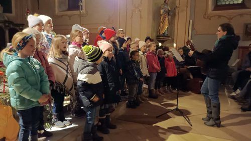 Neben den Gurtiser Schwalben und Sounds go(o)d sang auch der Frastanzer Kinderchor Schubidu in der Kirche für den guten Zweck. He