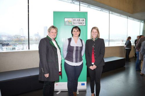 Obfrau Saskia Dünser, Catrin Zimmermann und Maria Dünser von der Klostertaler Bauerntafel durften in Linz den Sonderpreis für Werbung entgegennehmen. Urlaub am Bauernhof